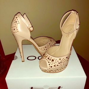 High heel platform with straps